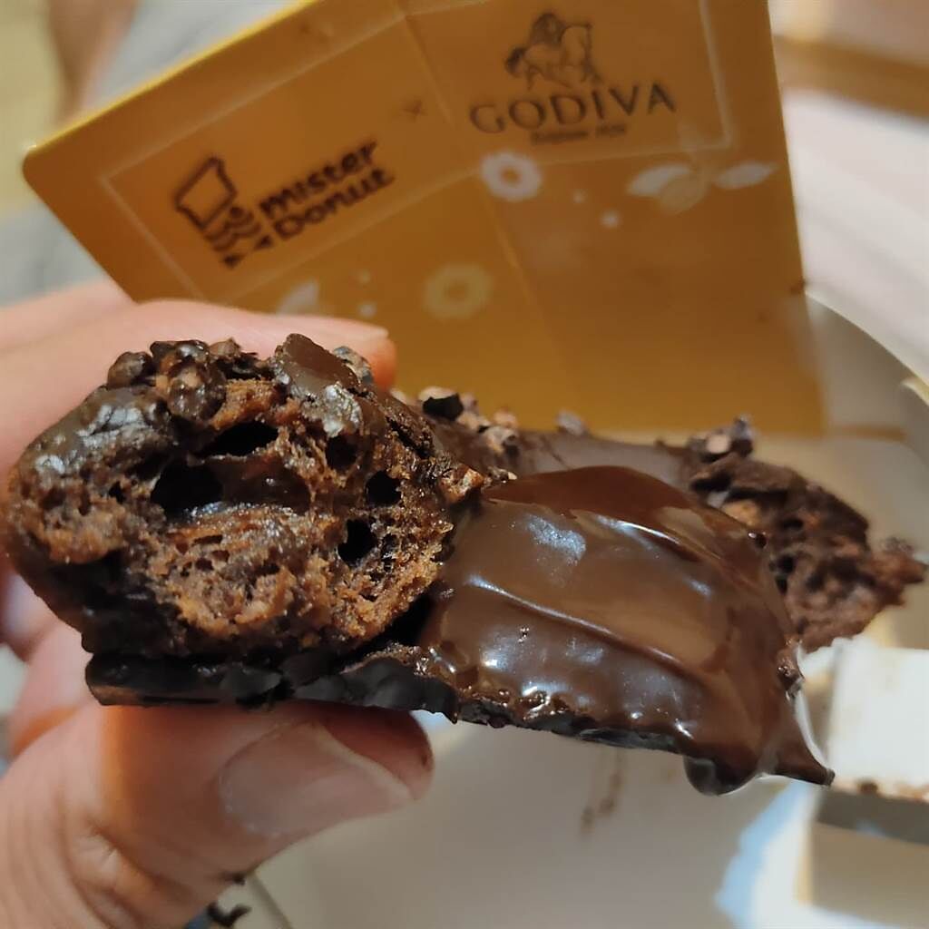 有粉絲貼出GODIVA甜甜圈照片，裡面滿滿都是巧克力。(翻攝自 Mister Donut 統一多拿滋官方粉絲團臉書留言)