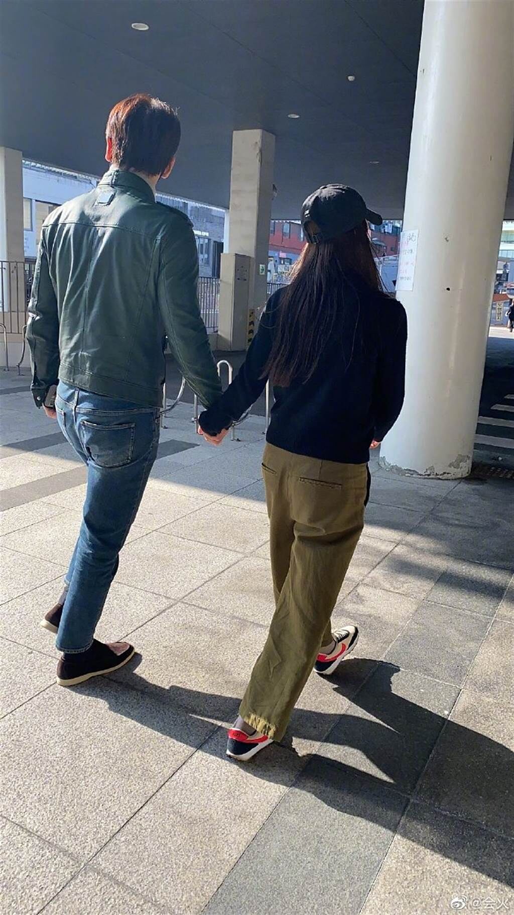 Rain與金泰希近日被網友拍到牽手散步的恩愛畫面。（圖／微博@會火）