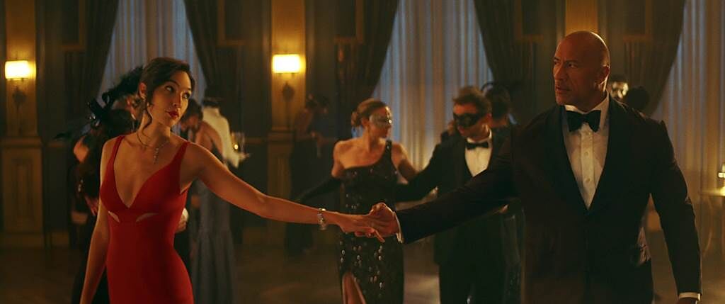 ↑與巨石強森（右）在《紅色追緝令》的熱情舞蹈，讓蓋兒加朵心情緊張。（Netflix提供）