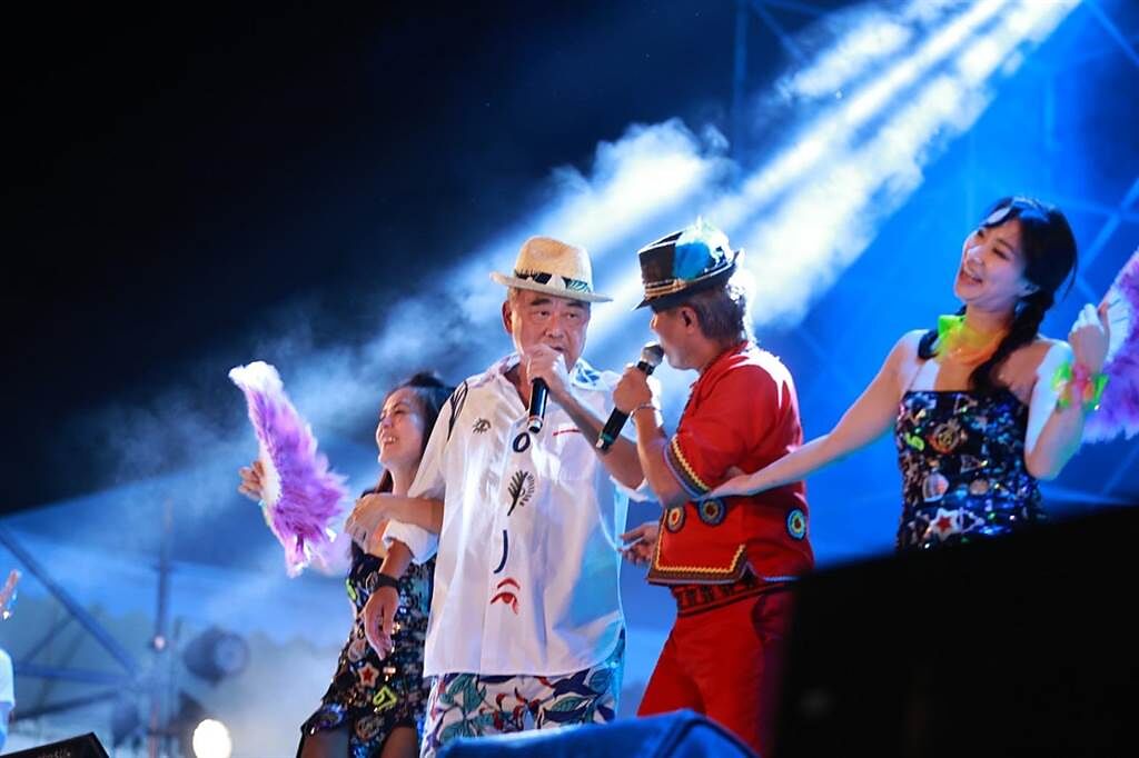 歌手陳昇(左二)在台上大開六堆玩笑，讓屏東縣議員李世淦直呼很不恰當。(屏縣府文化處提供)