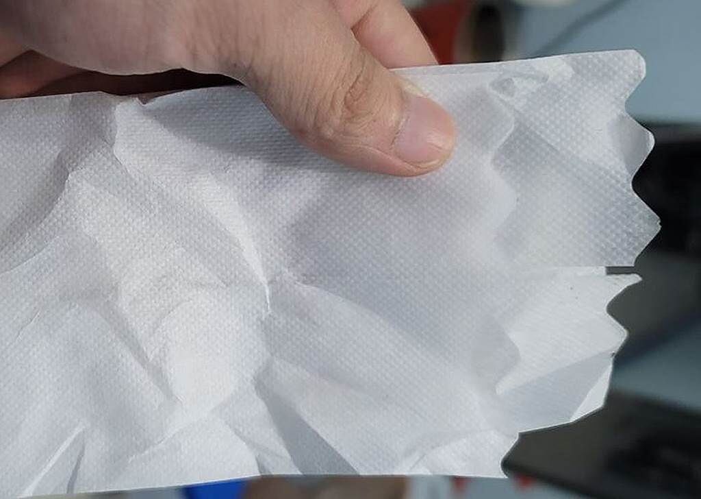 花邊紙巾具有吸油、不易破，以及不掉棉絮的特性，在用餐環境中比衛生紙還要實用。（圖／翻攝自臉書《爆廢公社二館》）