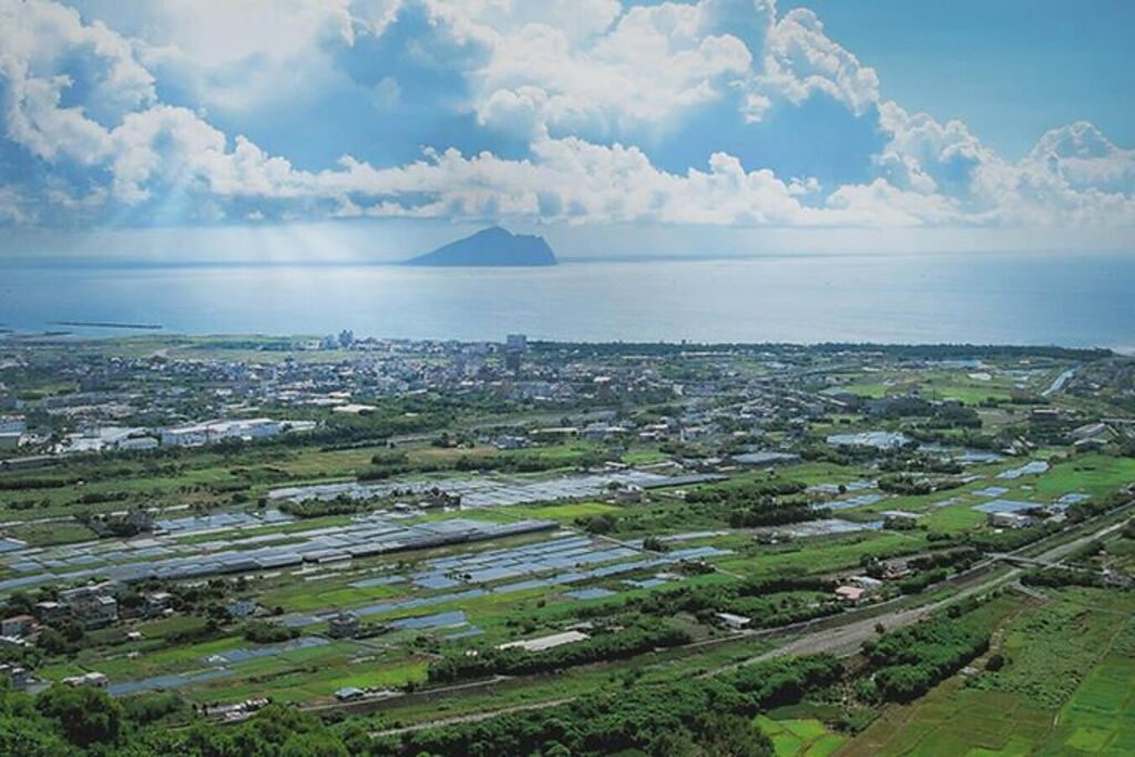 飯店立地絕佳，眺望蘭陽平原與龜山島美景。　圖：山形閣／提供