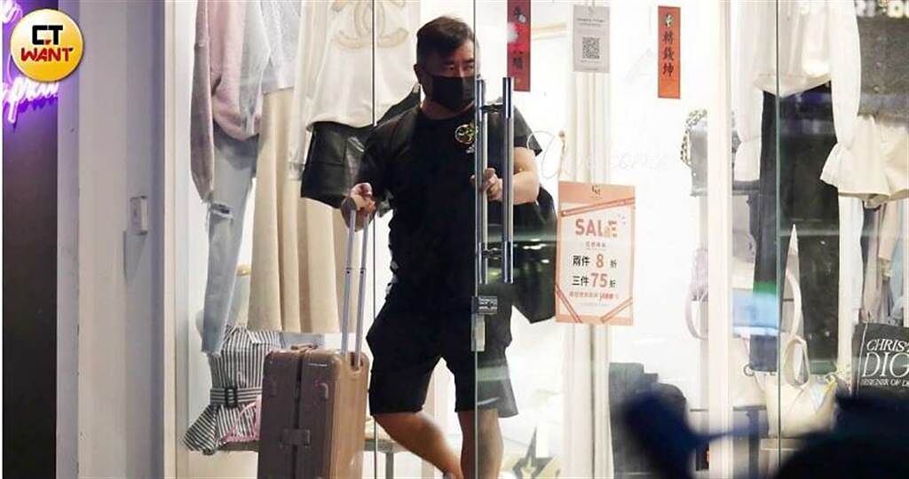 賴男也出現在林千又的服飾店，還拎著林千又曾PO照在IG上的粉紅色行李箱離開。（圖／本刊攝影組）