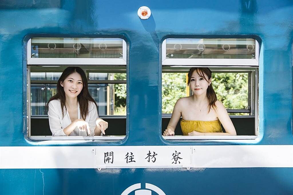 藍皮解憂號觀光列車行駛的南迴鐵路，被譽為台灣最美的軌道段。（雄獅提供）