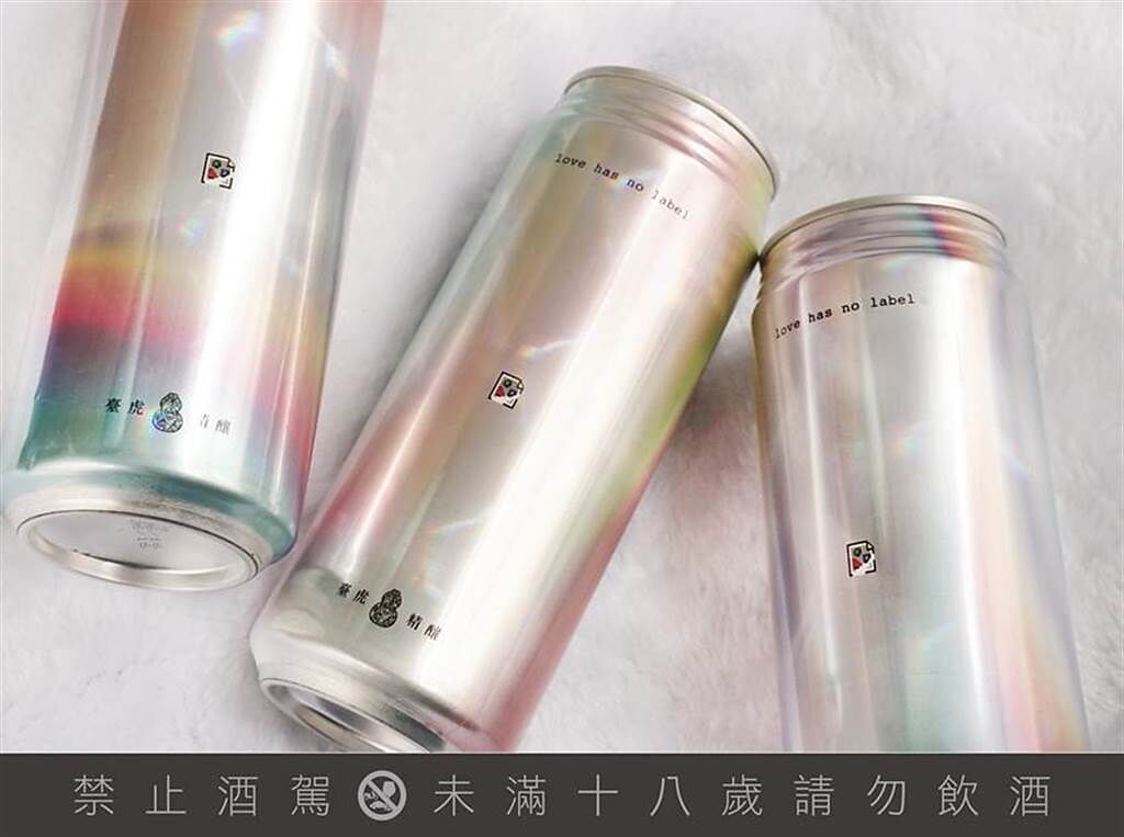 「愛無標籤2021」採用全新酒標設計，為罐身披上夢幻的霓虹光彩。圖／臺虎精釀提供

