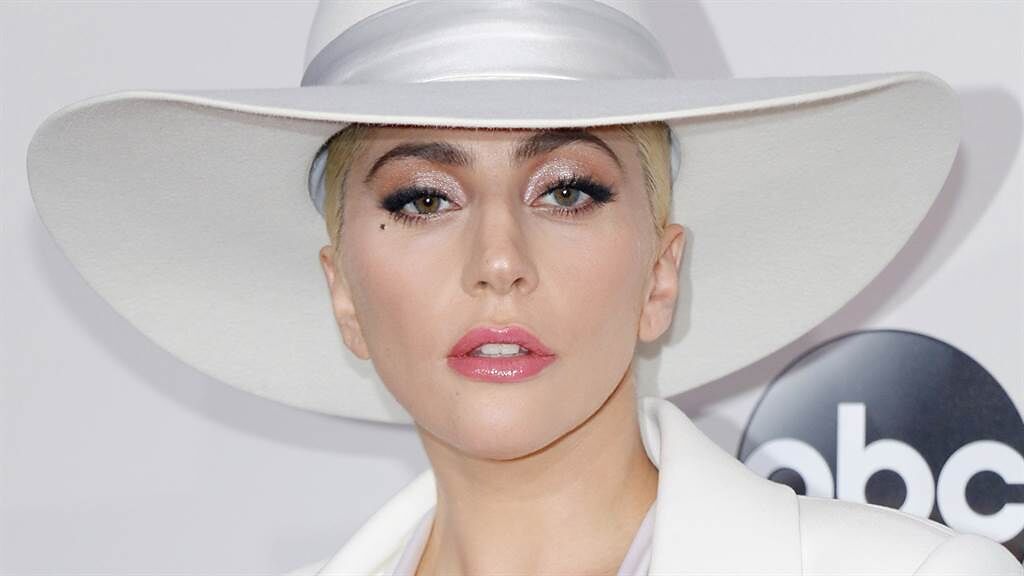 女神卡卡（Lady Gaga）今日出席英國倫敦電影首映會時，以一襲透視裝辣秀身材曲線。（圖／達志影像）