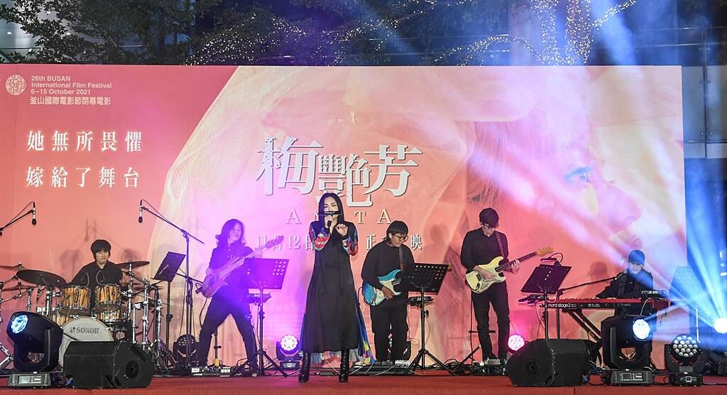 徐佳瑩10日在《梅艷芳》台灣星光首映會上獻唱〈女人花〉。（索尼影業提供）