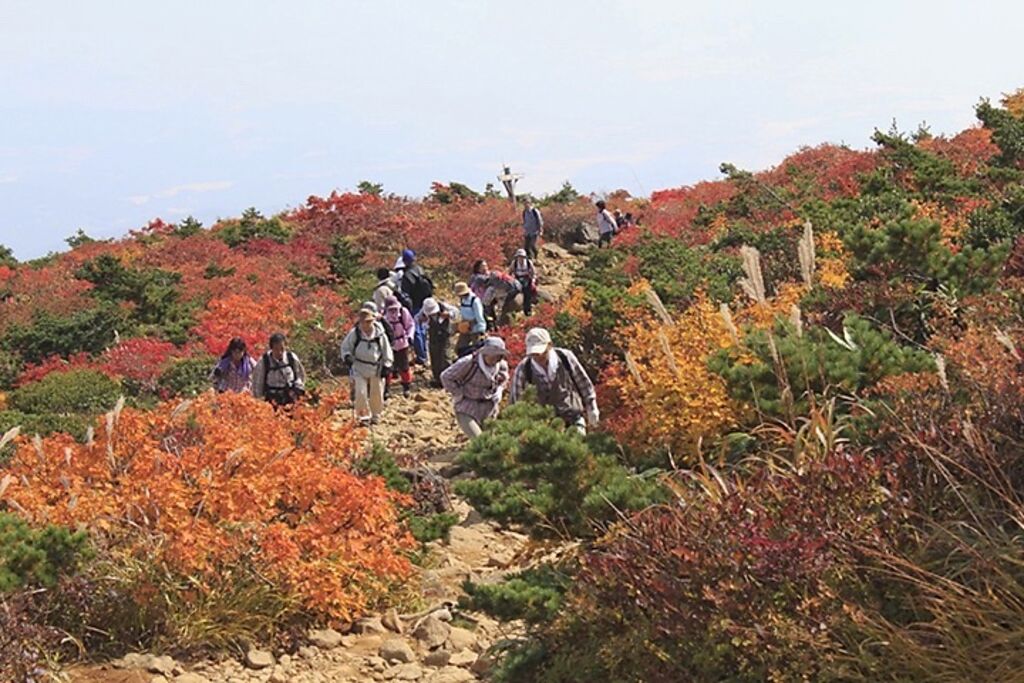 安達太良山頂景色自9月下旬起逐漸轉紅。　圖：福島県観光物産交流協会／來源