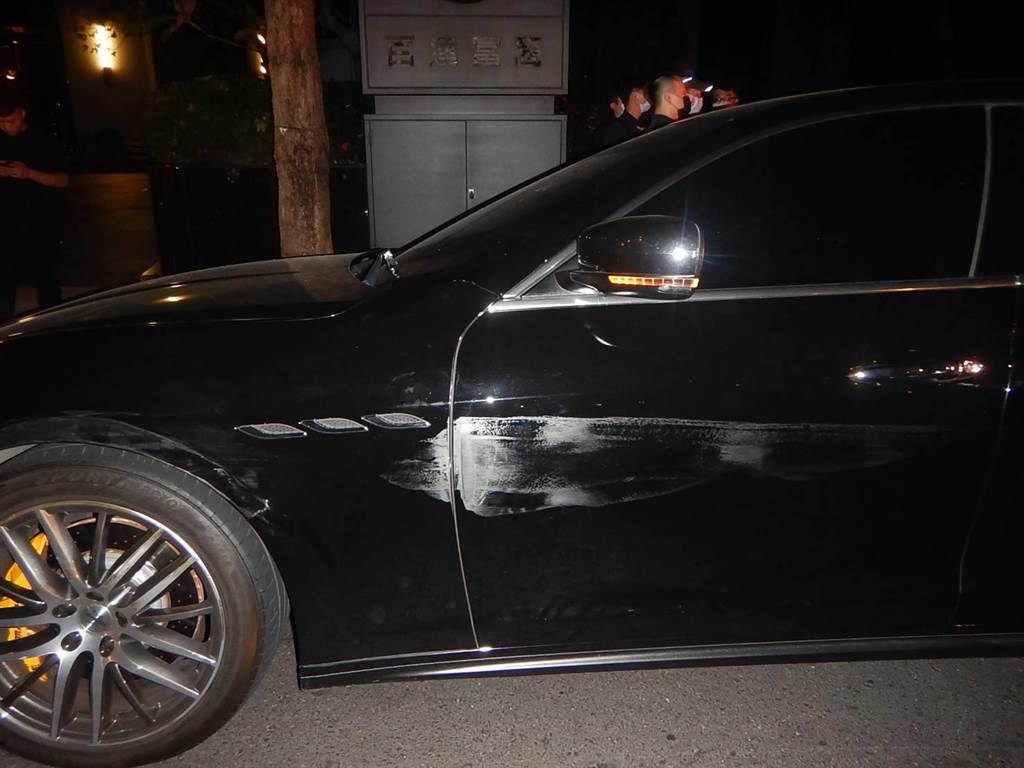 台中市7日凌晨發生一起車禍，一名男大生駕駛休旅車意外擦撞瑪莎拉蒂跑車，卻遭到對方動私刑，被打到顱內出血昏迷。（民眾提供／盧金足台中傳真）