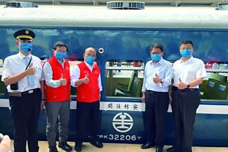 鐵道旅遊風／臺鐵局藍皮解憂號觀光列車重新啟航 「浪漫藍」風貌再現