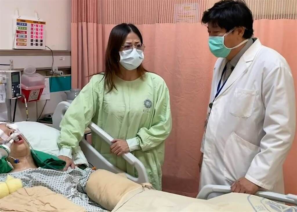 醫師沈炯祺（右）指出，宋姓男大生預計2、3天後拔管，下周可望轉入普通病房。（讀者提供／張妍溱台中傳真）