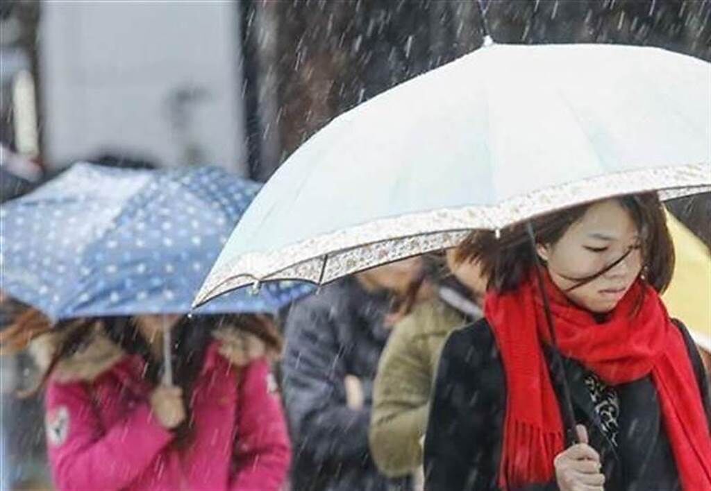 明(12日)華南水氣移入各地降雨機率增，降雨情形在明天下半天會逐漸緩和下來。（報系資料照)