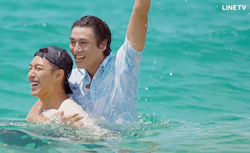 莊凱勛和蔡凡熙中途到澎湖海灘戲水。（LINE TV提供）