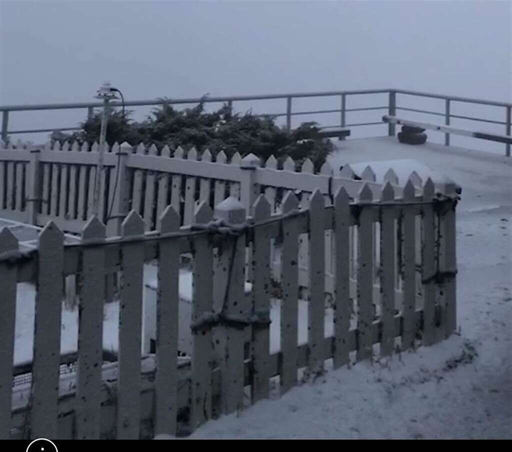 玉山站觀測站清晨5點觀測玉山地區降雪，目前積雪已2公分，降雪持續中。（玉管處提供／馮惠宜南投傳真）