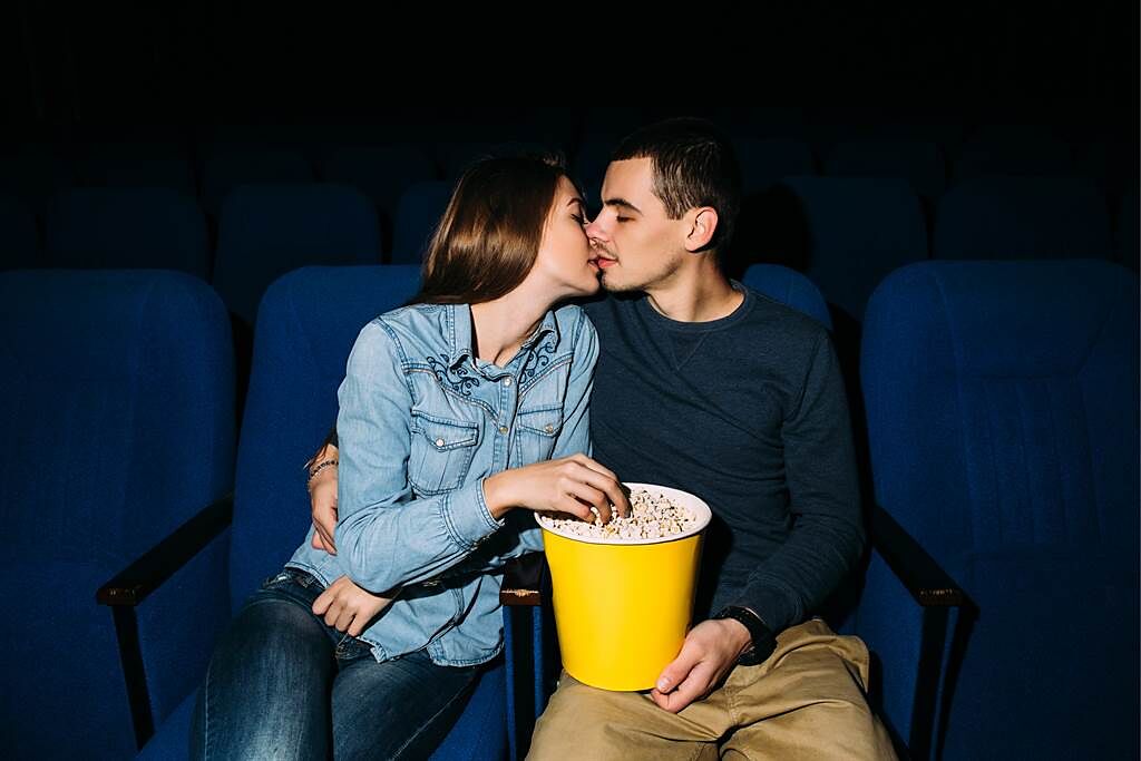 不少追求性愛刺激的情侶，會選擇在電影院放映期間偷壞壞，以為沒有人會發現，但其實都被監視器拍下了。(示意圖/達志影像)