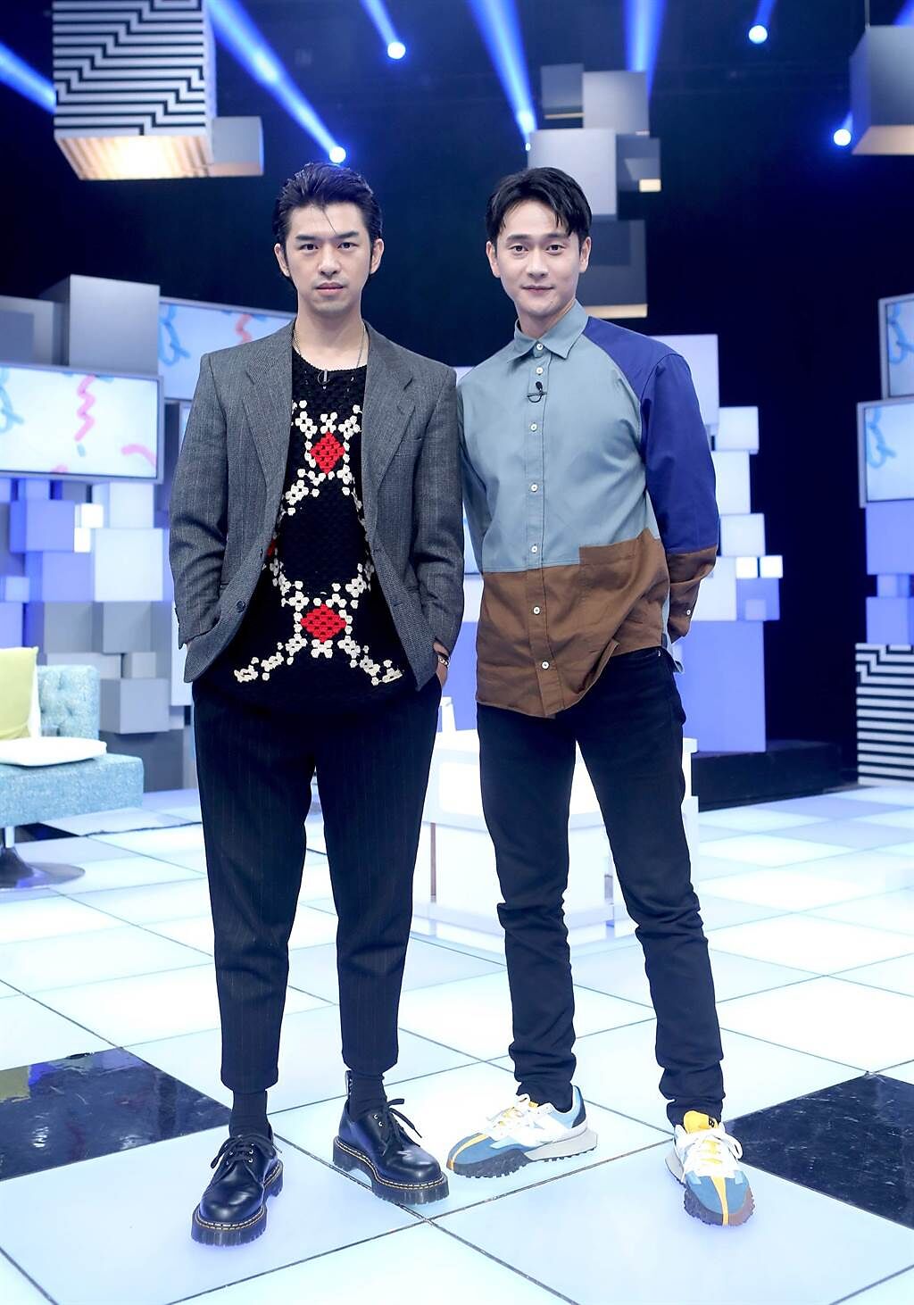 男星陳柏霖（左）和劉冠廷為宣傳電影上談話節目《36題愛上你》。（公視提供）