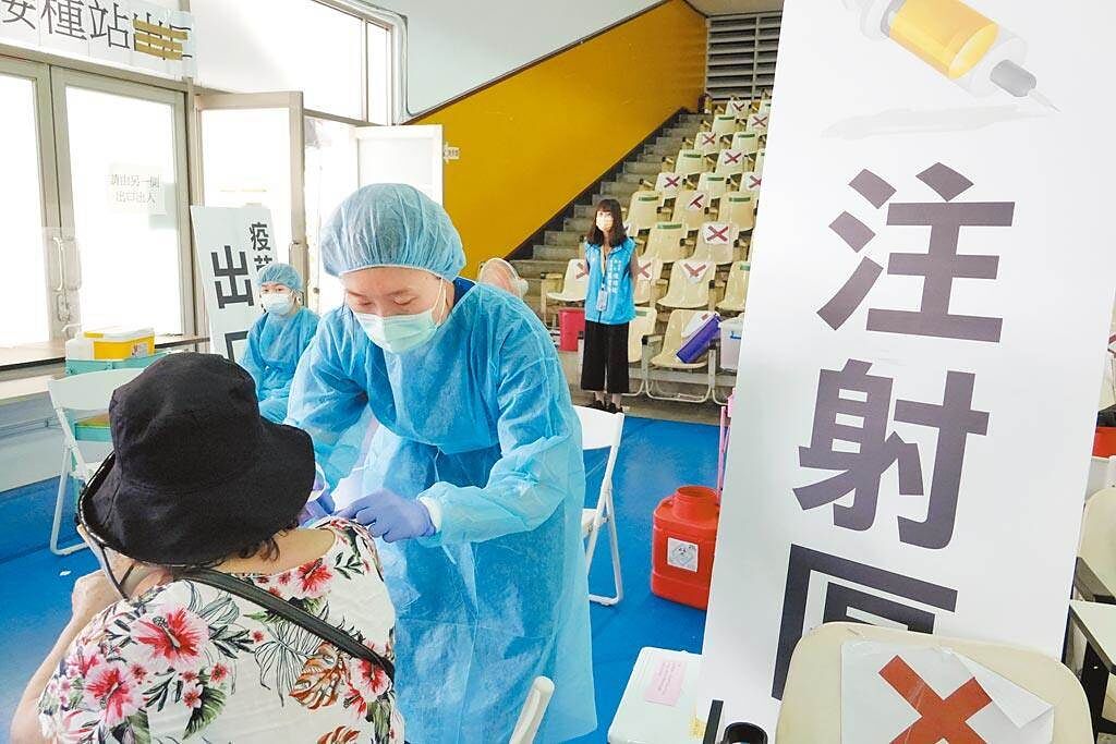台北市衛生局接獲通報，北市某診所在11月12日原定要幫23人接種AZ疫苗第二劑，卻誤接種莫德納疫苗事件。（示意圖／本報資料照片）