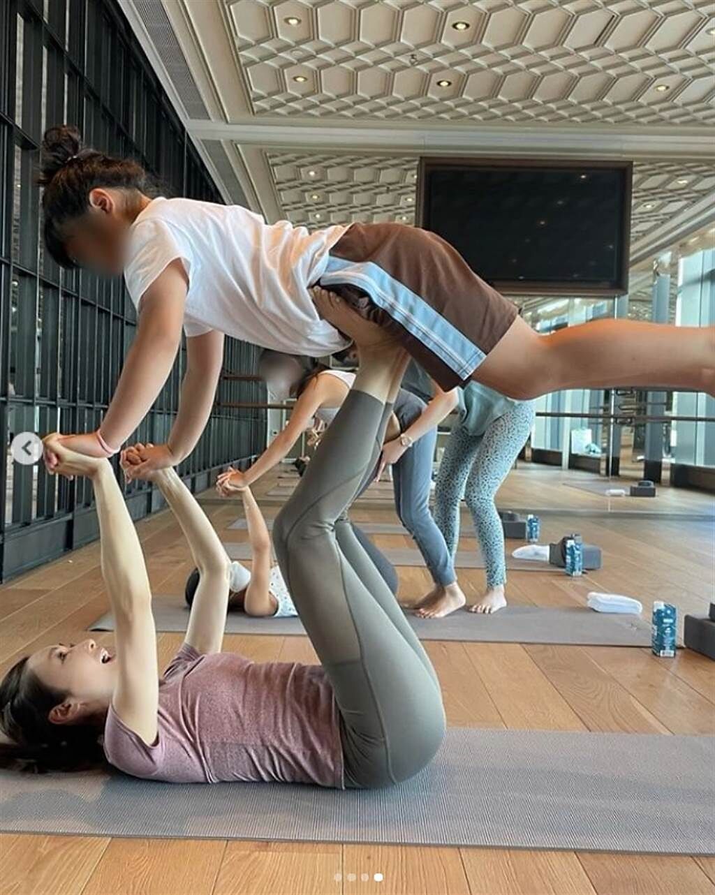 黎姿帶著3個女兒一起做瑜珈，做出各種高難度動作完全看不出她已經50歲，身材狀態超不科學。(圖/ 摘自黎姿IG)