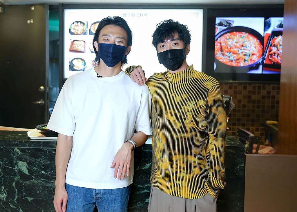 懷秋（左）、懷顥在自家韓式料理店幫忙。（粘耿豪攝）