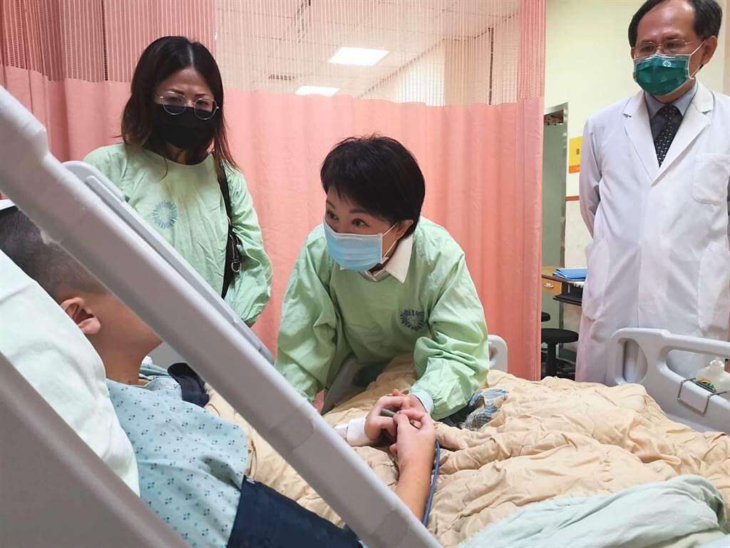 台中市長盧秀燕二度到醫院探視受傷的男大學生。（台中市政府提供／馮惠宜台中傳真）