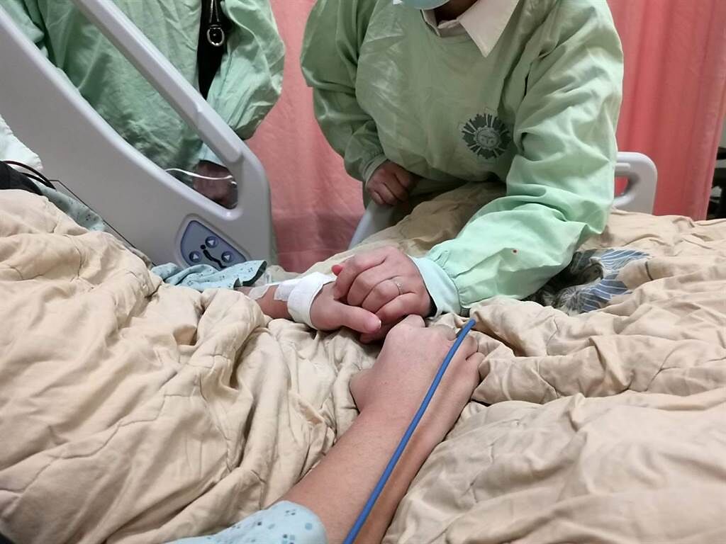 盧秀燕今天進病房後，即緊握宋同學的手為他打氣，請他不要擔心，只要負責好把身體顧好。（台中市政府提供）