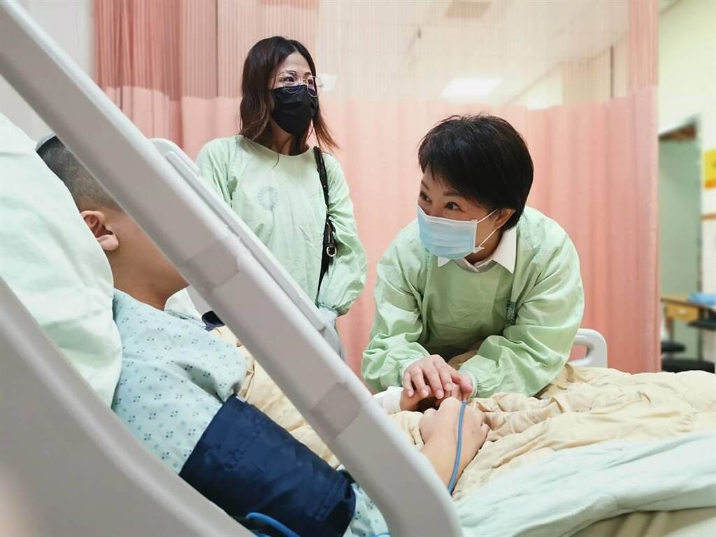 台中市長盧秀燕二度到醫院探視受傷的男大學生。（台中市政府提供／馮惠宜台中傳真）