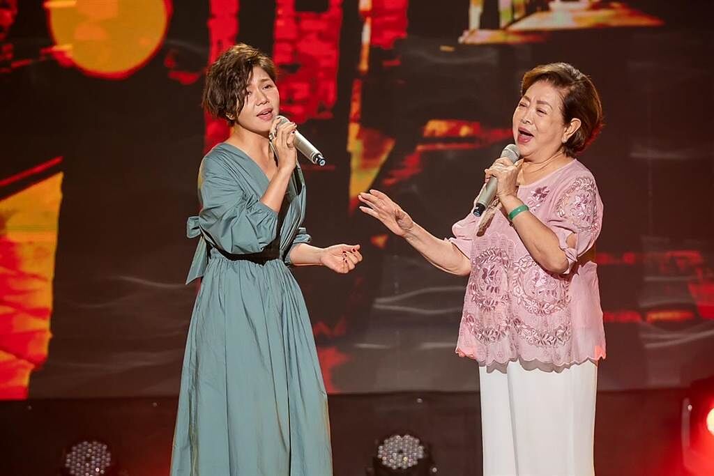 陳淑芳（右）驚喜現身，跟于子育合唱重溫電影《孤味》主題曲〈孤味〉。（TVBS提供）