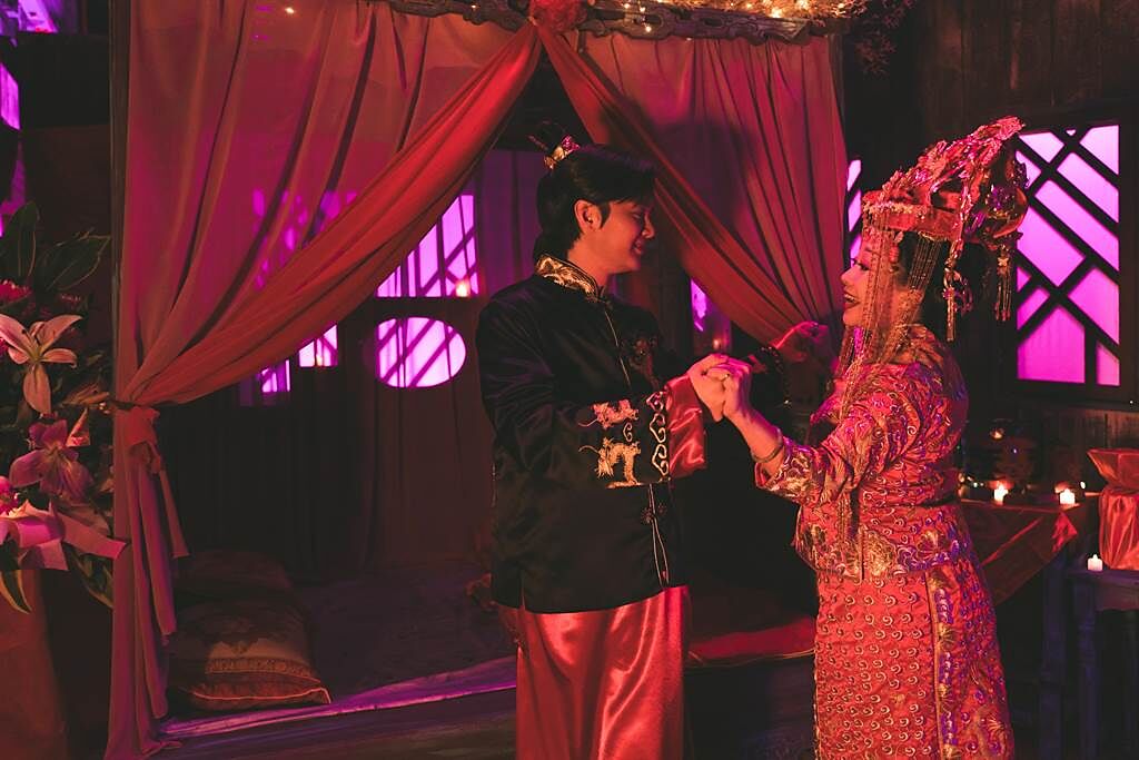 許富凱（左）與狄玫在《孟婆客棧》上演幻想婚禮。（公視台語台提供）