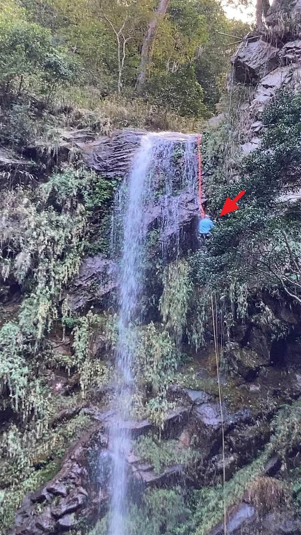 攀岩溯溪團領隊卡在距地20公尺高的山壁長達6小時，幸搜救人員馳援獲救。（台中市消防局提供／王文吉台中傳真）