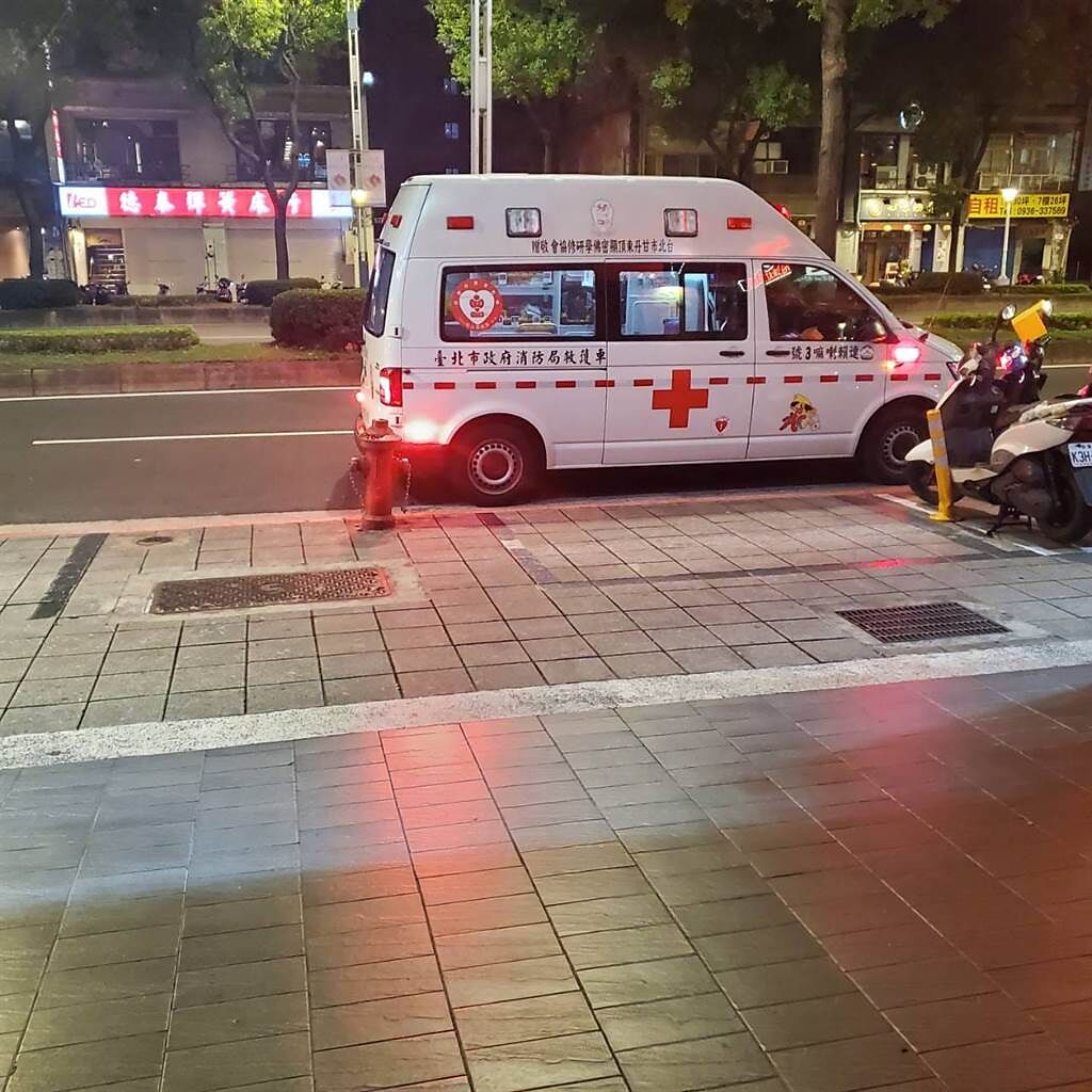 鬼金棒老闆貼出救護車照片，宣布停售「鬼增量辣度」也說明原因。（圖／翻攝辣麻味噌拉麵鬼金棒臉書）