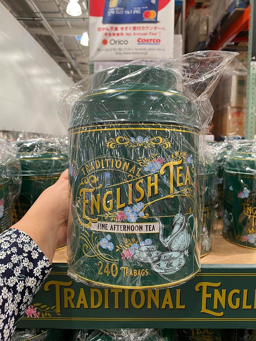 日本好市多的「骨灰罈紅茶」罐子顏色是經典的祖母綠，引發網友討論。（圖／翻攝自好市多商品經驗老實說）