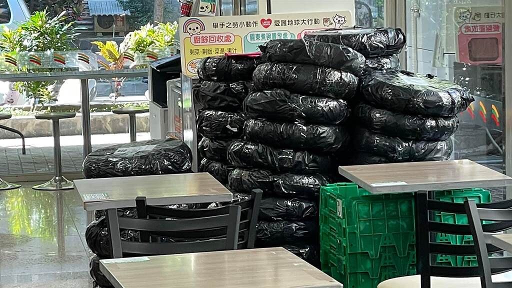 一名男網友去超商，發現一旁堆滿輪胎，算一算至少有50顆左右，令他忍不住感嘆「台灣人真的很厲害，店到店真的沒極限」。（圖／翻攝自爆廢公社二館）