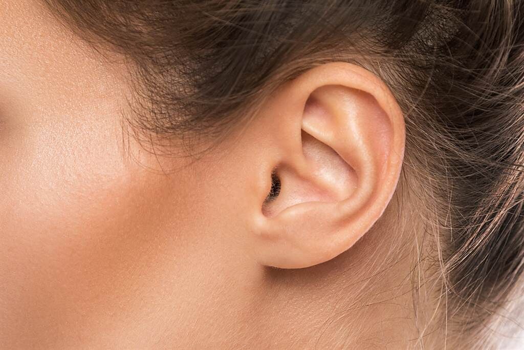 中醫師吳宏乾指出，從耳朵、臉上的大腸反射區也能看出大腸癌的徵兆，可作為診斷參考。(示意圖 達志影像提供)