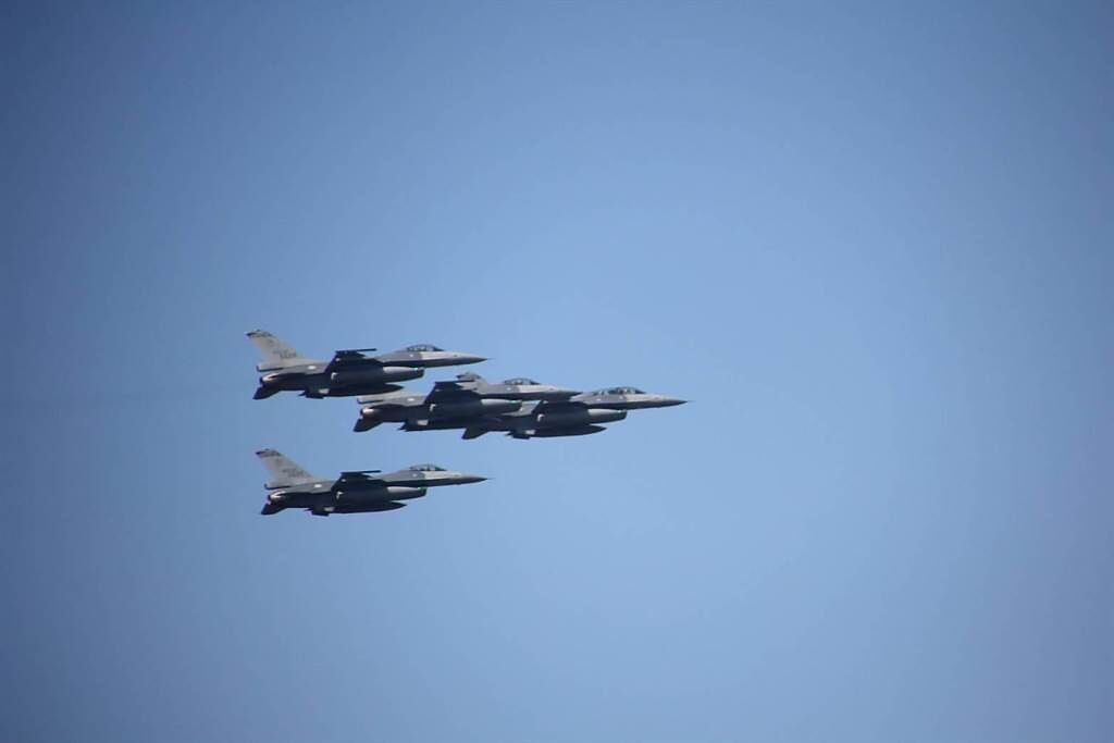 空軍進行F16-V新機接裝典禮預演，航空迷在基地外拍攝直呼過癮。（讀者提供／張亦惠嘉縣傳真）