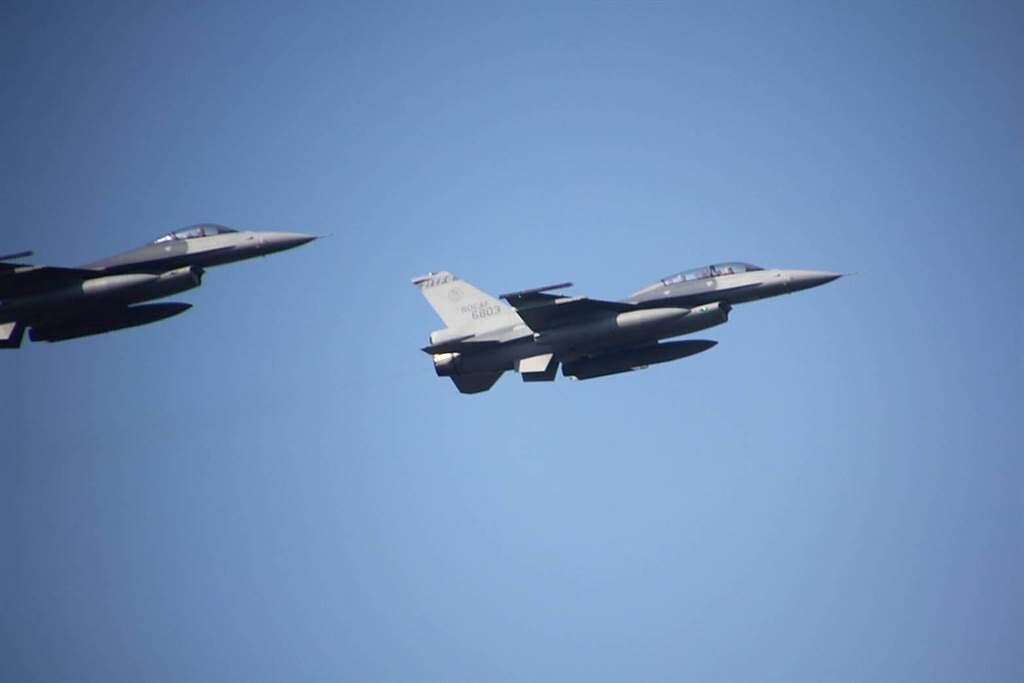空軍進行F16-V新機接裝典禮預演，航空迷在基地外拍攝直呼過癮。（讀者提供／張亦惠嘉縣傳真）
