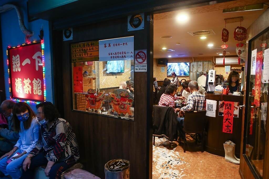 台北市政府16日宣布萬華阿公店已有44家符合規定，即日起可以開始營業，16日傍晚位於萬華茶室街店家也開始營業，已有顧客上門消費。（鄧博仁攝）
