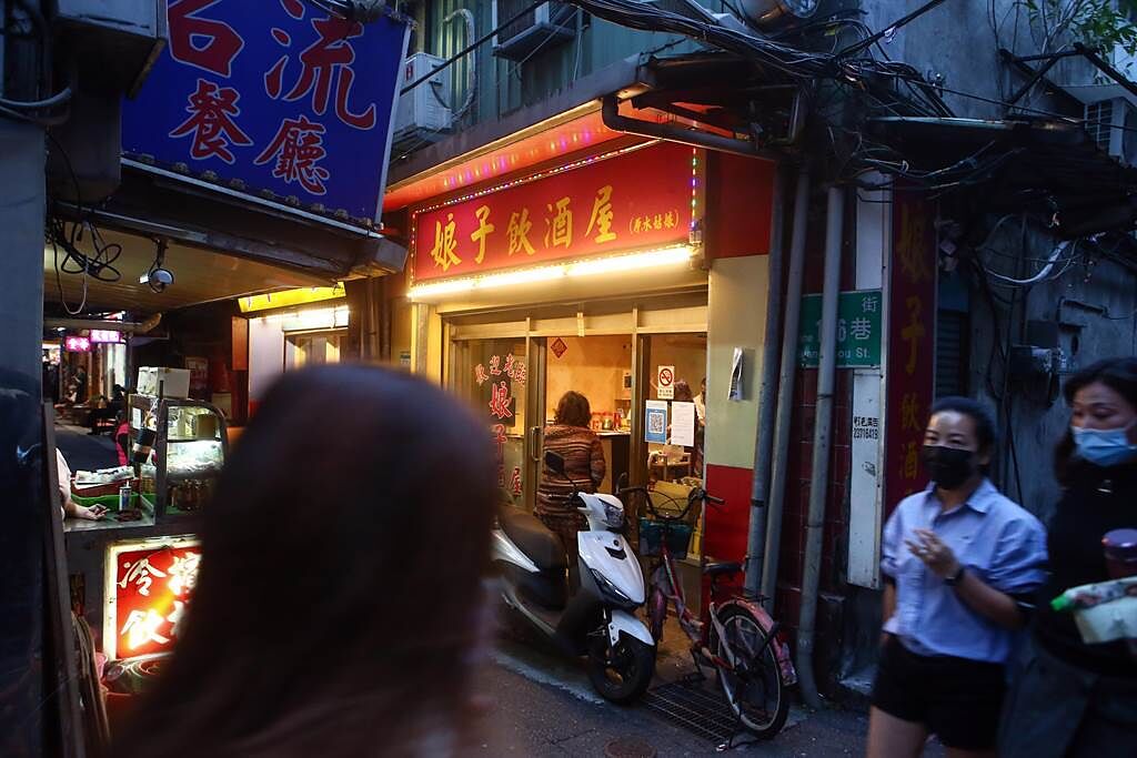 萬華阿公店已有44家符合規定可復業，16日傍晚位於萬華茶室街店家也重啟營業。（鄧博仁攝）