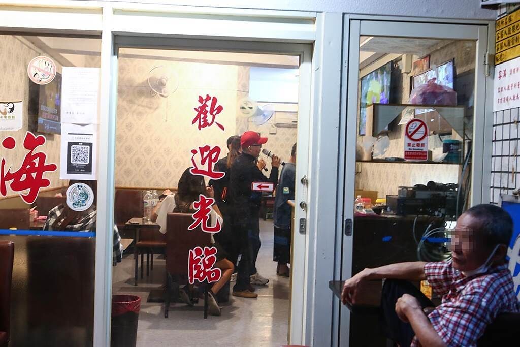 萬華茶室街店家16日重啟營業，傍晚就有客人上門消費開心歡唱。（鄧博仁攝）