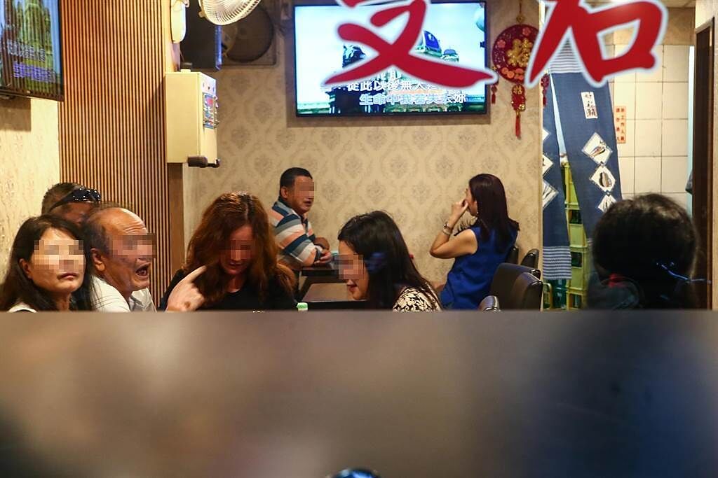 萬華茶室街店家開心迎接人潮回流，顧客們在店內比肩而坐交談閒聊。（鄧博仁攝）