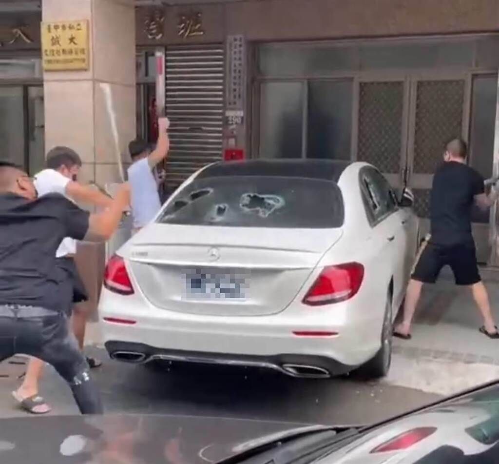台中市大甲區上月30日有4名男子分別持鋁製棒球棍瘋狂砸賓士車。（摘自記者爆料網）