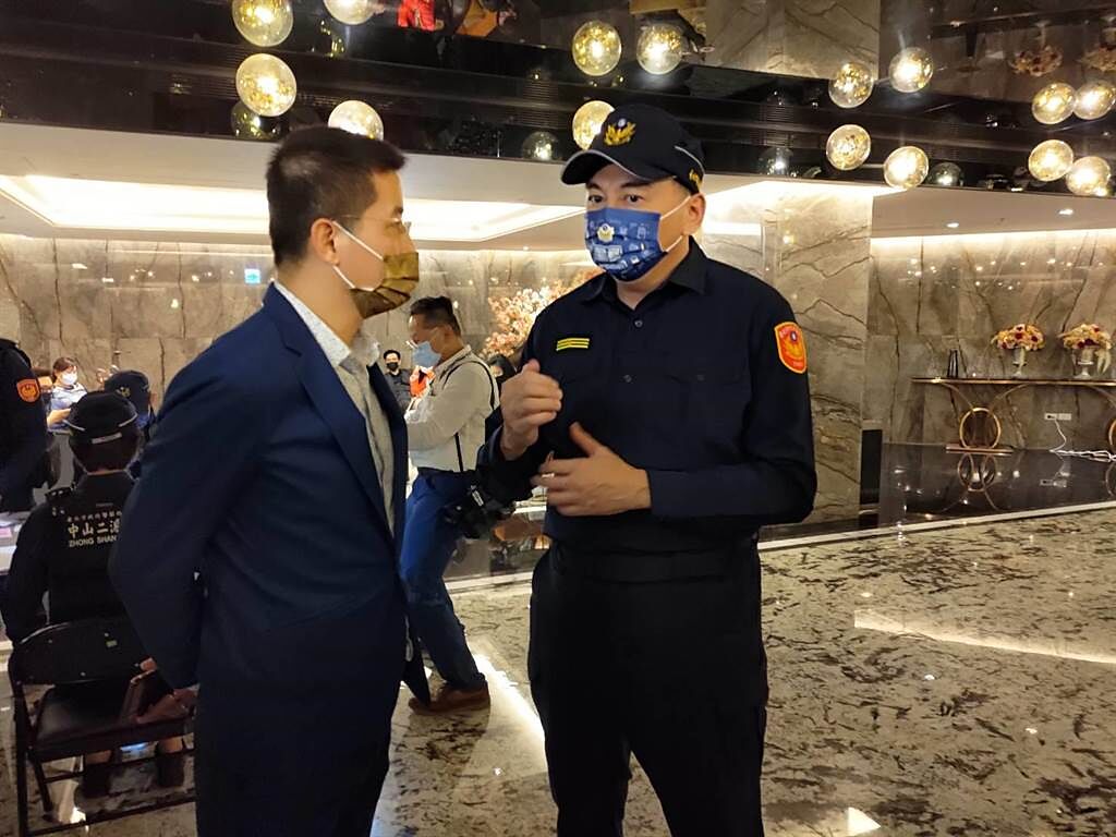 中山警分局長許頌嘉（右）向店家宣達警方執法原則。（胡欣男攝）