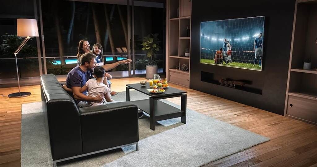 一對夫妻誤撕偏光膜，買一台新電視花了13萬元。（示意圖／Shutterstock）
