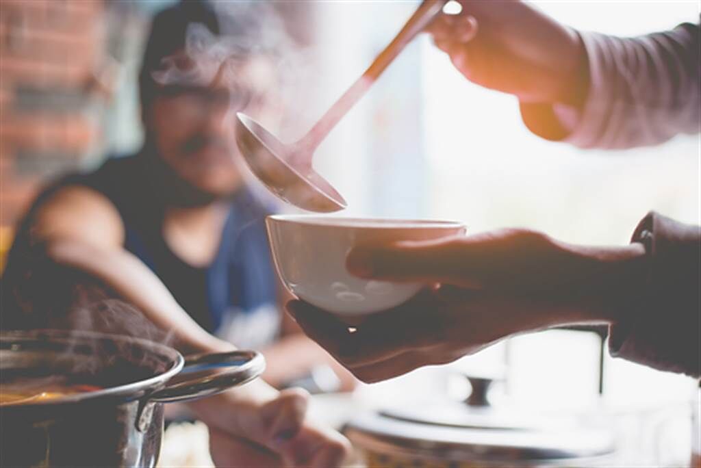 天冷喝熱飲要當心！超過攝氏65度的熱湯熱飲，可能增加罹患食道癌的風險。(示意圖/Shutterstock)