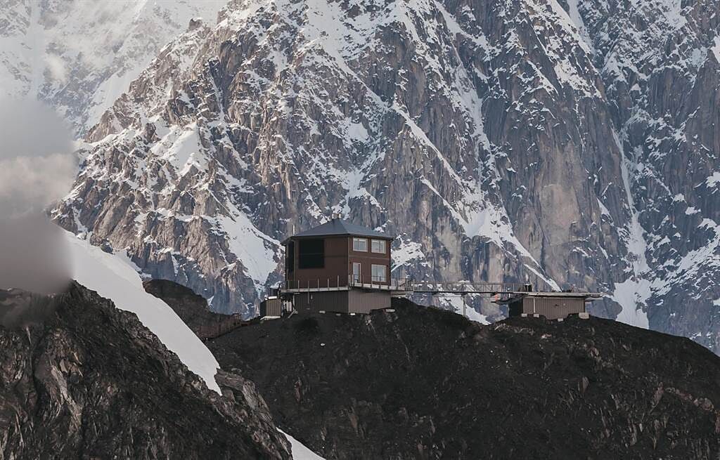 謝爾頓小木屋位於1800公尺高的山脊上，交通非常不方便，想抵達只能搭乘直升機。(圖/達志影像)