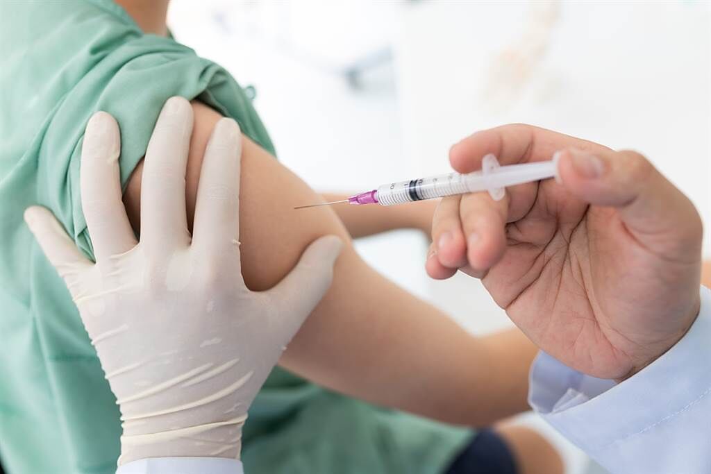 指揮中心今才剛宣布明天起已經接種第一劑AZ疫苗者，可以進行混打莫德納或是BNT疫苗意願登記，但有民眾投訴有診所早就搶先一步開跑。（圖／示意圖，達志影像）