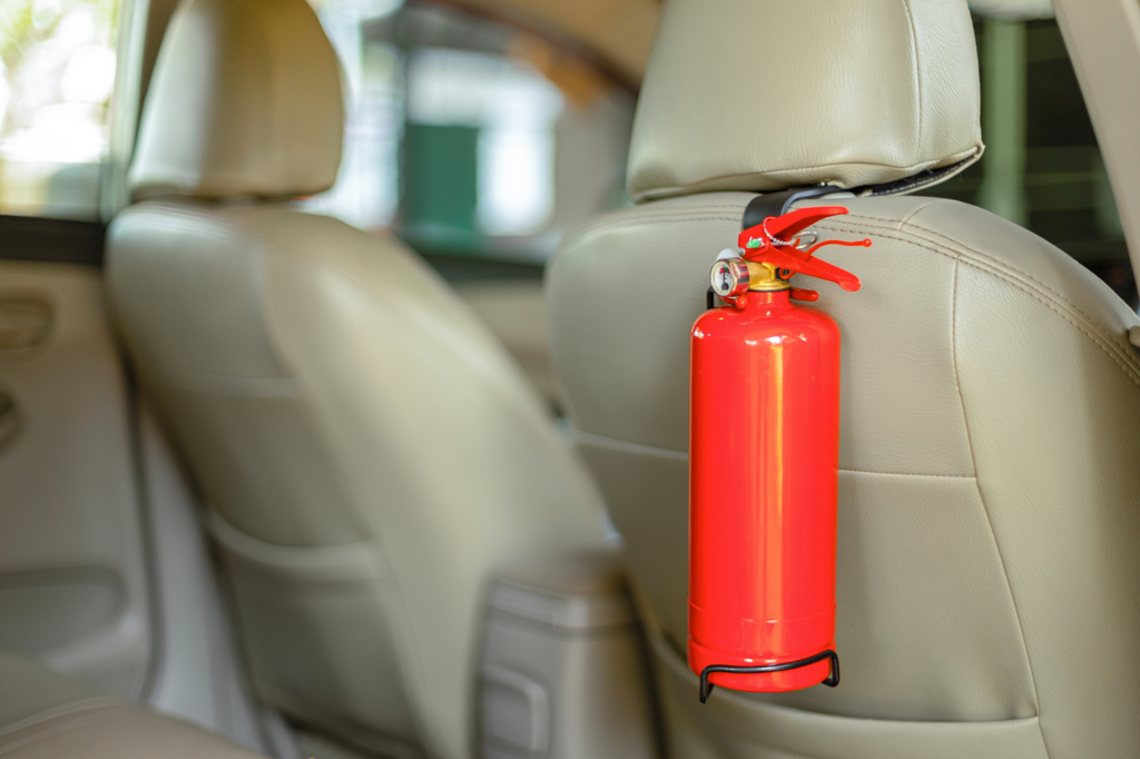 車用滅火器除了在火燒車時能及時救援，遭遇危險也能防身。（圖／shutterstock）