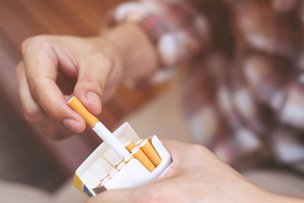 一名人夫分享妻子為了讓他戒菸，竟去學習成人秀十八招的技能，讓他嚇壞。（示意圖／Shutterstock）