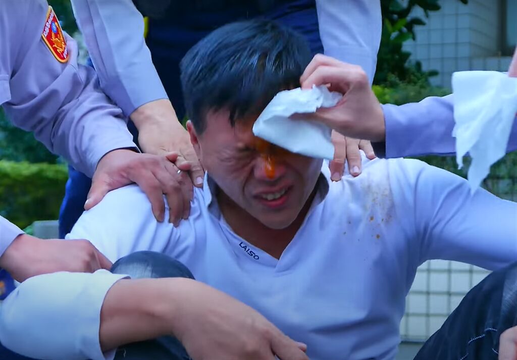 警政署曾於2018年拍攝同仁實測防護噴霧，其中一名同仁眼部被噴後，痛的站不起身。（翻攝YouTube「NPA署長室」）