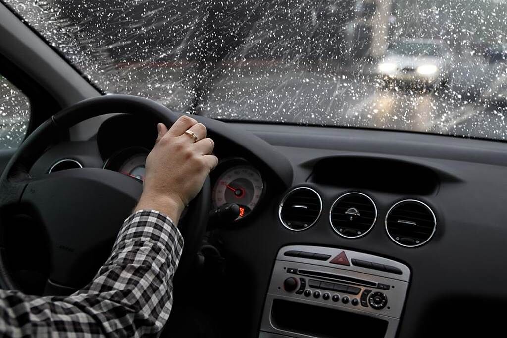 雨天視線不佳，開大燈才能維護行車安全。（示意圖／Shutterstock）