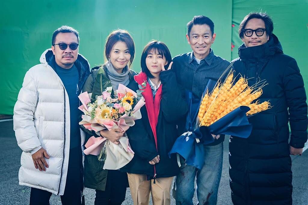 寰宇電影公司林小強（左起）、劉濤、張子楓、劉德華、彭順開心合影。（台灣映藝提供）